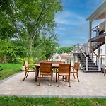 2Br Dog-Friendly Apt In 2-Fam Home - Comfy Retreat