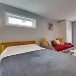 2Br Dog-Friendly Apt In 2-Fam Home - Comfy Retreat