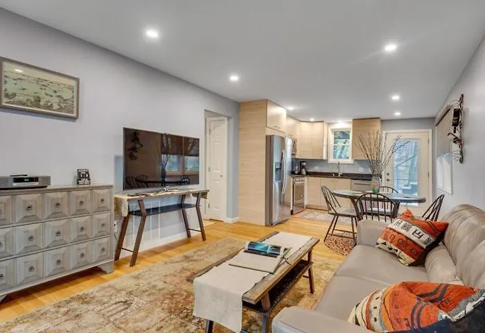 2Br Dog-Friendly Apt In 2-Fam Home - Comfy Retreat