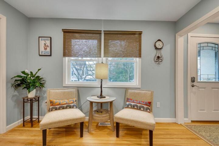 2br Dog-friendly In 2-fam - Comfy Retreat Apartment *