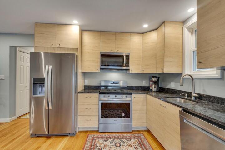 2br Dog-friendly In 2-fam - Comfy Retreat Apartment *