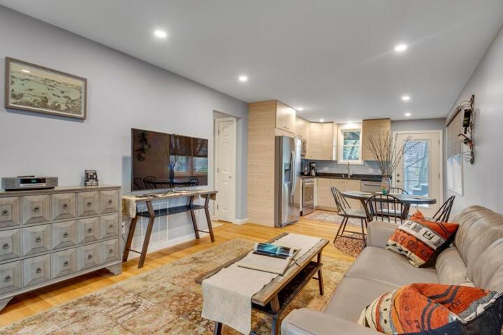 2br Dog-friendly In 2-fam - Comfy Retreat Apartment